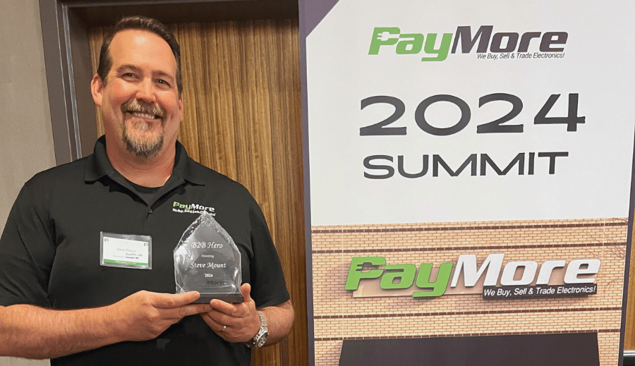 Steve Mount PayMore franchisee photo holding his b2b hero award at the paymore franchisee summit
